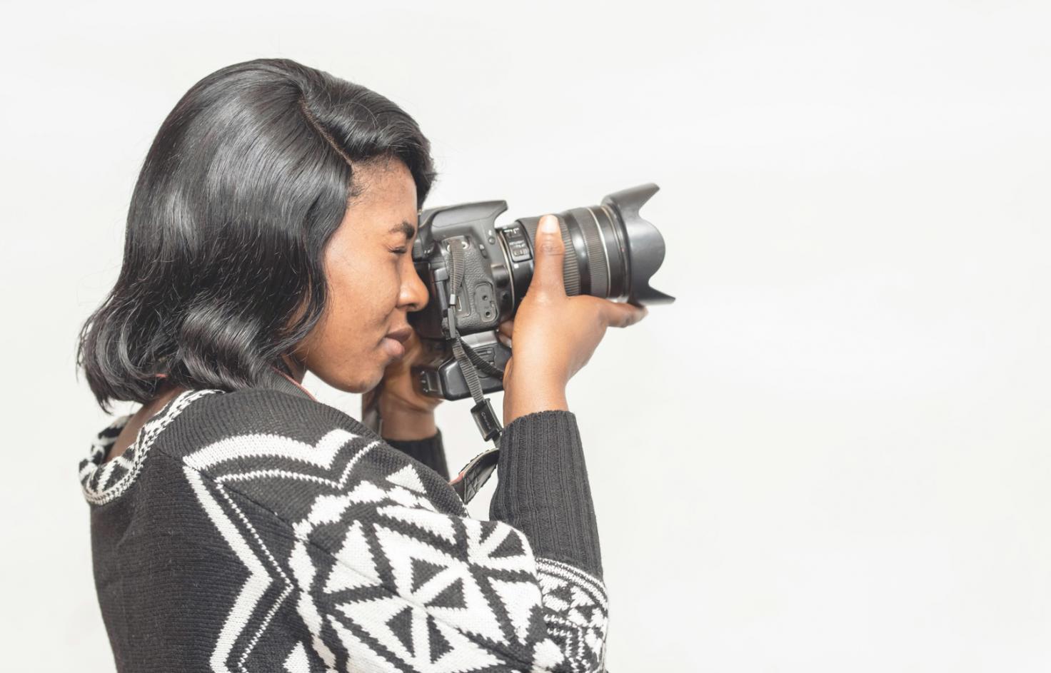 Fotografo professionale durante una sessione di scatto